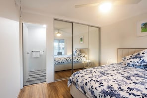 3 habitaciones, tabla de planchar con plancha, wifi y ropa de cama
