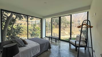 Tabla de planchar con plancha, wifi, ropa de cama