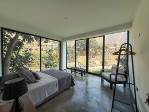 Tabla de planchar con plancha, wifi, ropa de cama