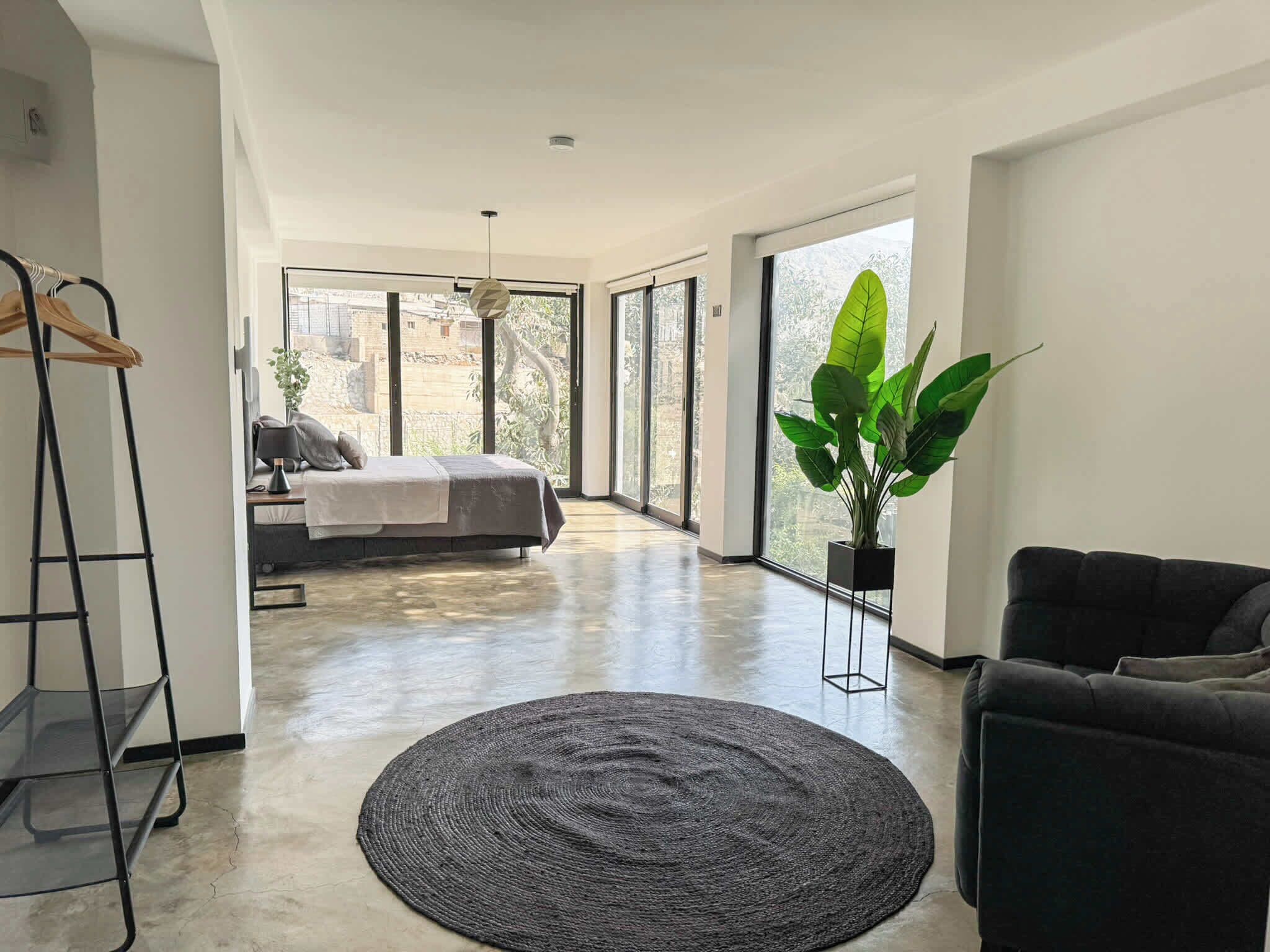 Een strijkplank/strijkijzer, wifi, beddengoed