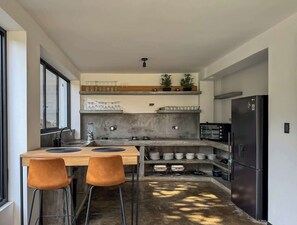 Réfrigérateur, micro-ondes, plaque de cuisson, lave-vaisselle