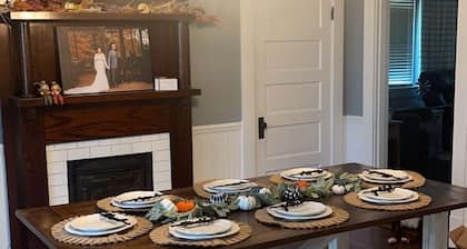 Charming 2-bedroom farmhouse in delightful Auburn with AC, WiFi