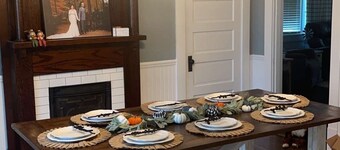 Charming 2-bedroom farmhouse in delightful Auburn with AC, WiFi