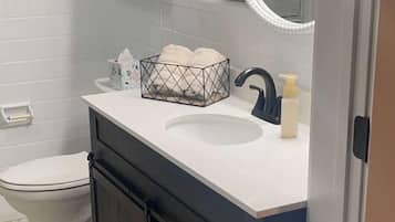 Secadora de cabello, toallas, jabón, papel de baño