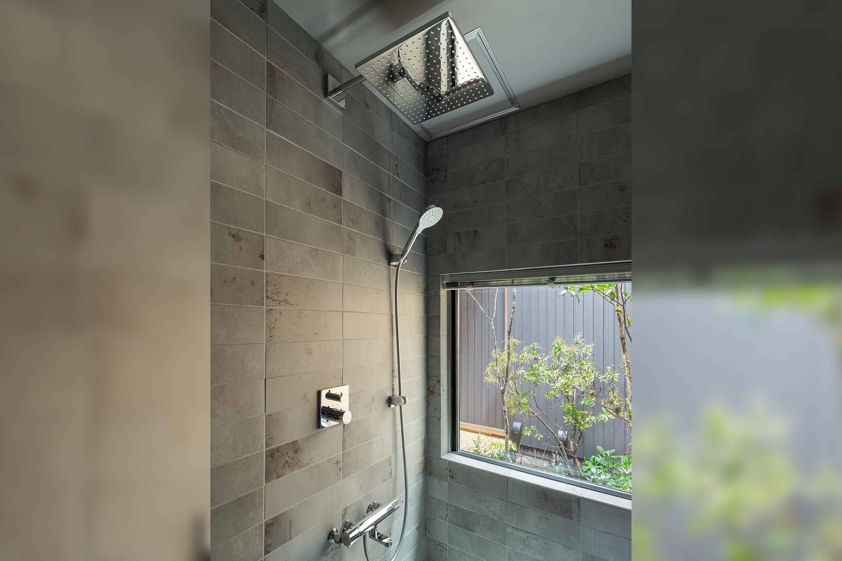 Rumah Tradisional, 4 kamar tidur, dapur, pemandangan kebun | Kamar mandi | Kombinasi shower/bathtub, bathtub besar,  dan pancuran hujan