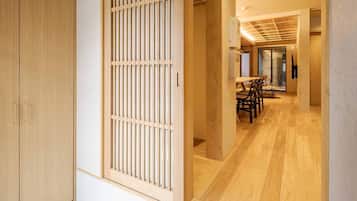 Casa tradicional, 4 habitaciones, cocina, vista al jardín | 4 habitaciones y caja de seguridad en la habitación