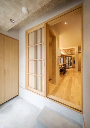 Maison Traditionnelle, 4 chambres, cuisine, vue jardin | 4 chambres, coffres-forts dans les chambres, décoration personnalisée