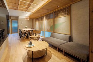 Traditional House, 4 Bedrooms, Kitchen, Garden View | Living area