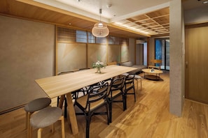 Casa tradicional, 4 habitaciones, cocina, vista al jardín | Área de sala de estar | Televisión de pantalla plana de 65 pulgadas con canales por cable