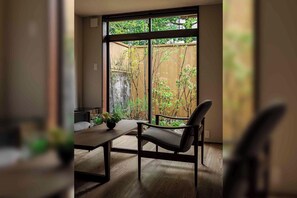 Traditional House, 4 Bedrooms, Kitchen, Garden View