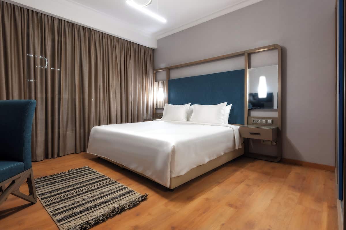Cofres nos quartos, escrivaninha, cortinas blackout