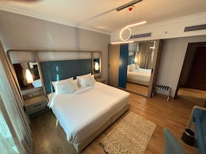 Cofres nos quartos, escrivaninha, cortinas blackout
