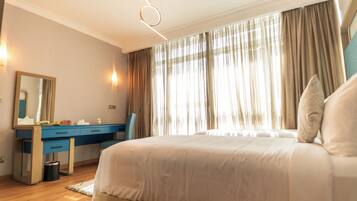 Caja de seguridad en la habitación, escritorio y cortinas blackout