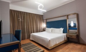 Cofres nos quartos, escrivaninha, cortinas blackout