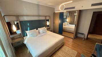 Két bảo mật tại phòng, bàn, màn/rèm cản sáng, bàn ủi/dụng cụ ủi quần áo