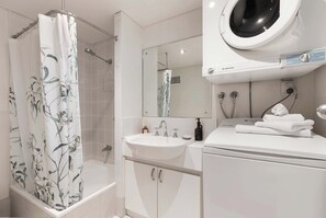 Dusche, Haartrockner, HandtĂŒcher, Shampoo