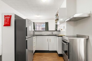 Een koelkast, een microgolfoven, een oven, een kookplaat