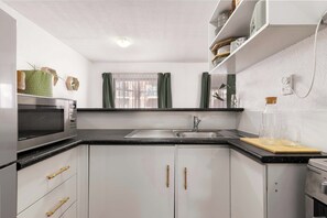 Een koelkast, een microgolfoven, een oven, een kookplaat
