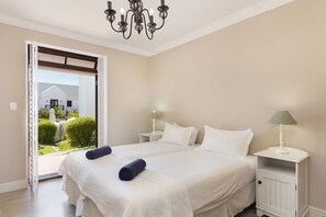 1 bedroom, WiFi, bed sheets - Winelands Golf Lodges 19 (Cape Town)