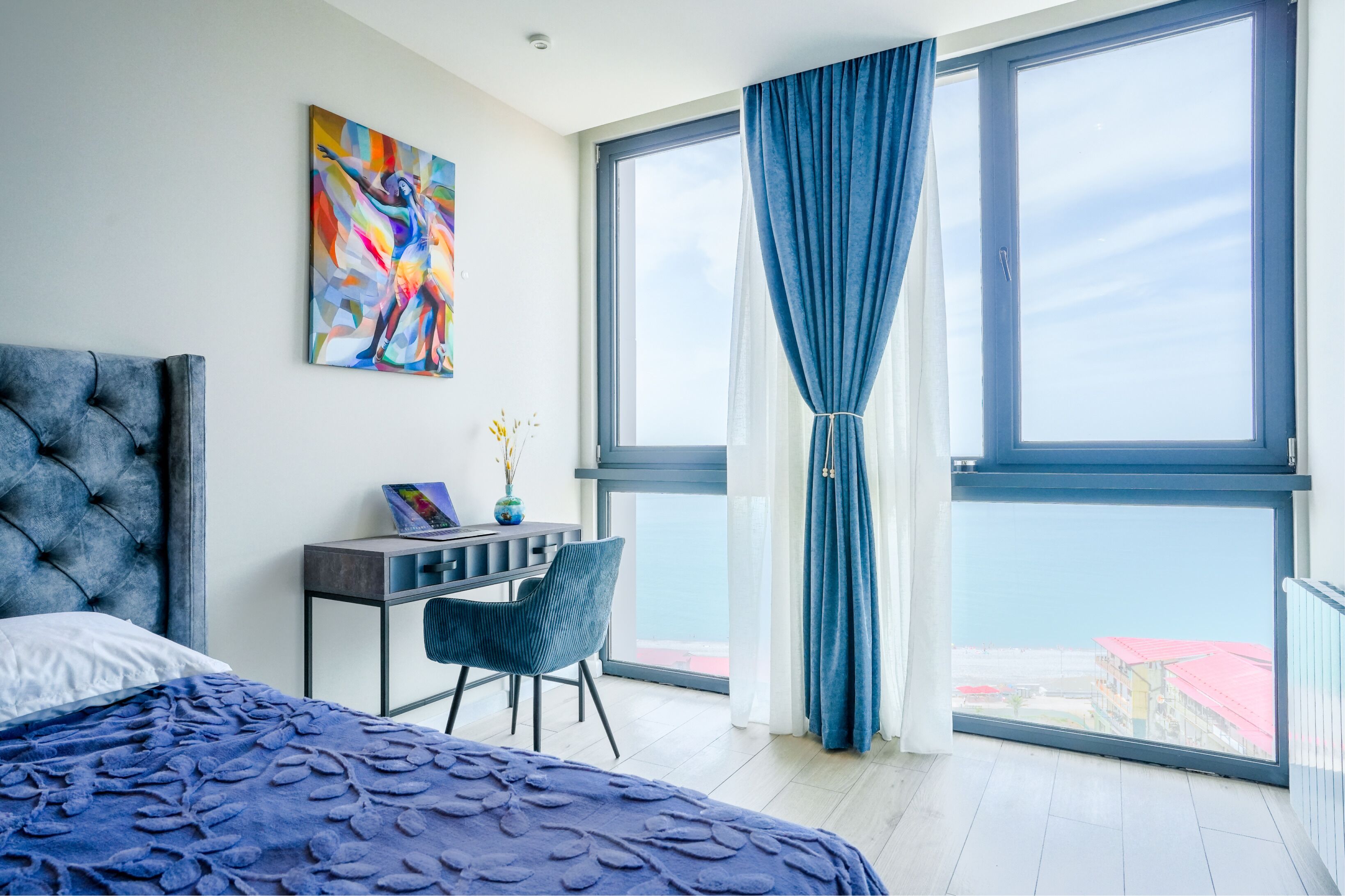 Suite monolocale familiare, vista mare | Una scrivania, postazione laptop, insonorizzazione, ferro/asse da stiro