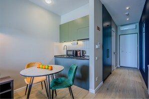 Refrigerador, microondas, placa de cocina, utensilios de cocina