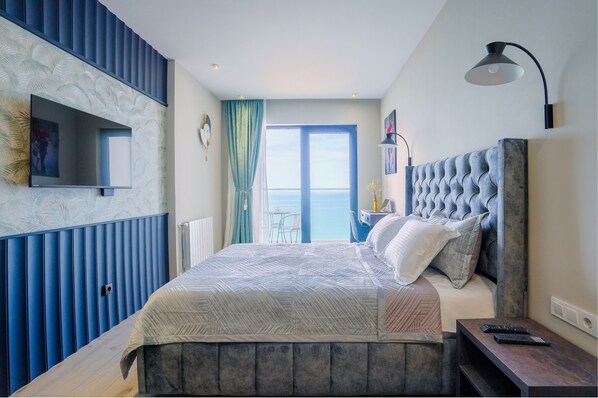 Studio Suite Mewah | Meja kerja, ruang kerja ramah laptop, dan kedap suara