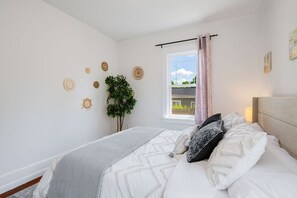 2 bedrooms, desk, WiFi, bed sheets