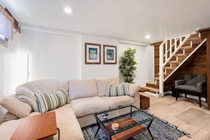 TV, fireplace - City Oasis: Office, Yard & BBQ - Mins to Light Rail Station (Seattle)
