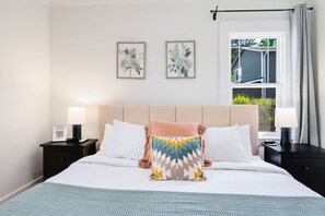 2 bedrooms, desk, WiFi, bed sheets - City Oasis: Office, Yard & BBQ - Mins to Light Rail Station (Seattle)