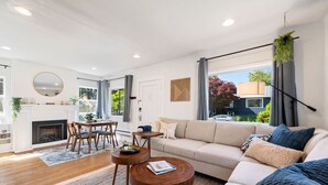 Un salon moderne avec un canapé, une table basse et un coin repas.