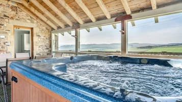 Cottage | Indoor spa tub