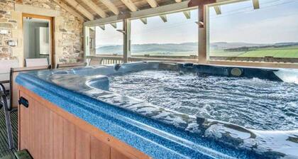5 Bed House -sleeps 10- Hot Tub - Garden - Parking