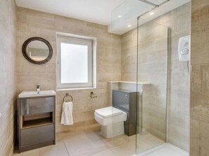 Casa rural | Bany | Banyera i dutxa independents, banyera profunda i assecador de cabells 