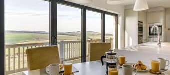 10 Guests - 5 Bedrooms - Deck - Hot Tub