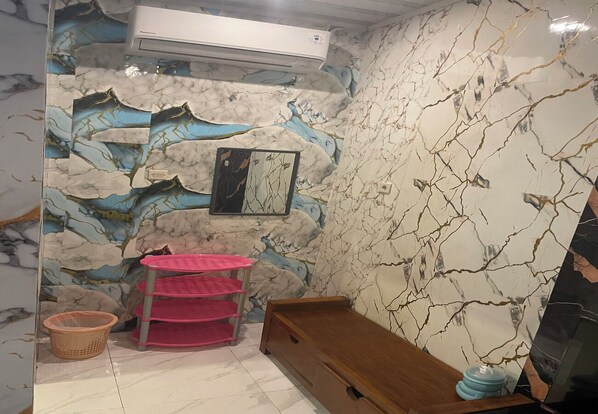 Deluxe Twin Room | Living area - Ndalem Pundhi Guest House by Secoms (Depok)