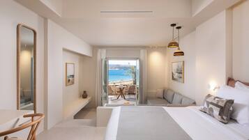 Suite, vista al mar | Caja de seguridad en la habitación y escritorio