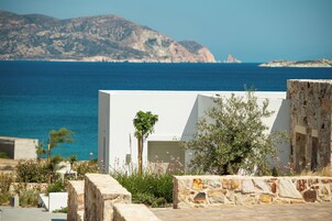 Un edificio costero con vistas al mar y a las montañas.
