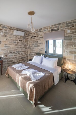 2 sovrum, värdeförvaringsskåp på rummet och skrivbord