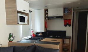 Mikrobølgeovn, ovn, kokeplater og oppvaskmaskin