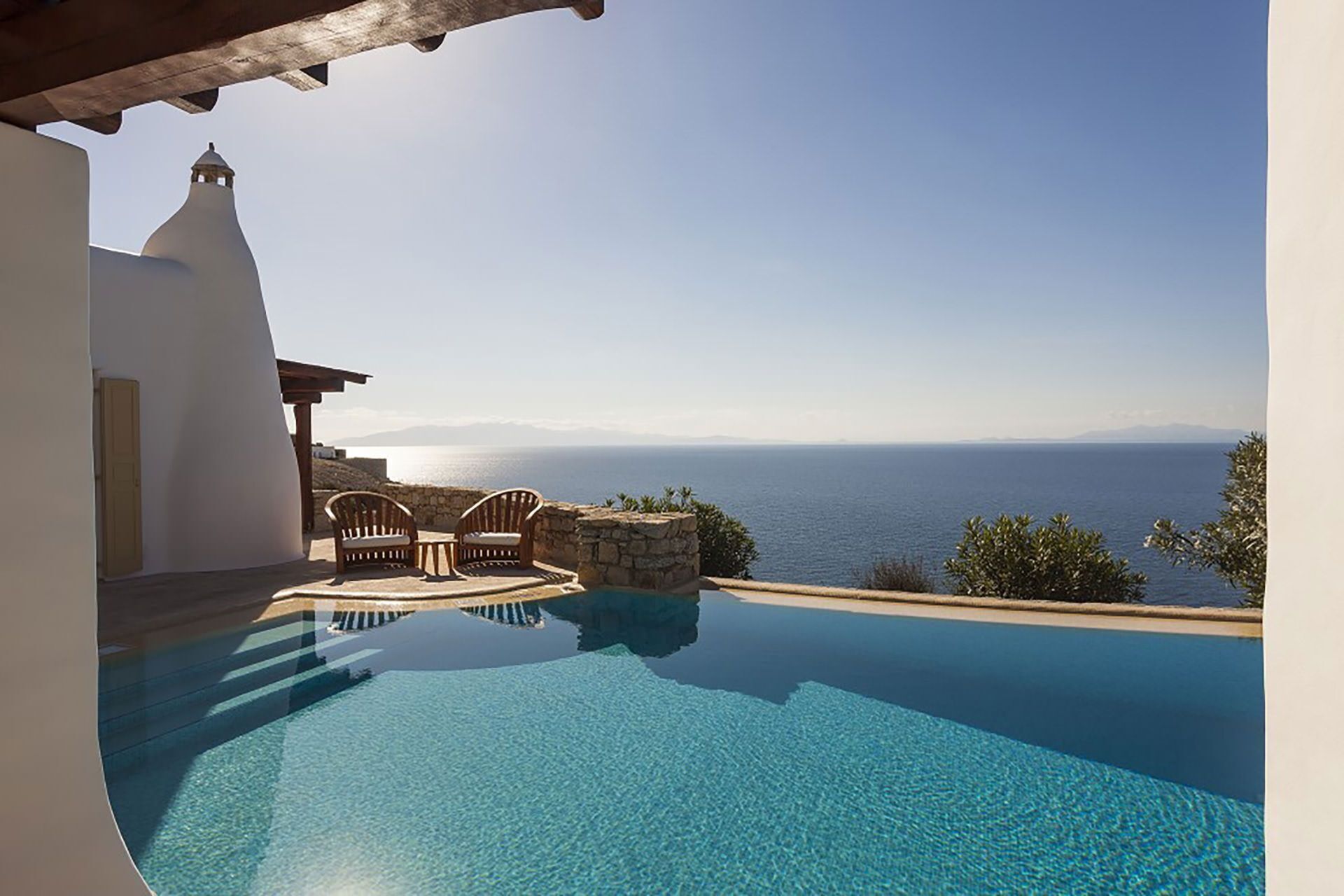 Una piscina a sfioro con vista sul mare e sulle montagne.