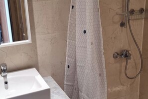 Douche, sèche-cheveux, bidet, serviettes fournies