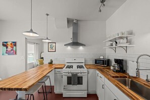 Kylskåp, mikrovågsugn, ugn och spishäll