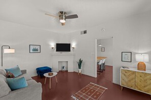 Smart TV, offices - Wildcat Den Walking to U of A (Tucson)