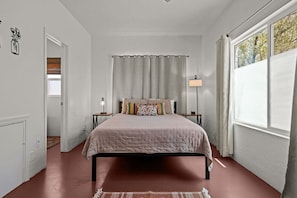 2 bedrooms, desk, iron/ironing board, free WiFi