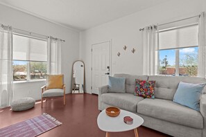 Smart TV, offices - Wildcat Duplex Walking to U of A (Tucson)