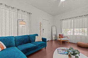 Smart TV, offices - Wildcat Duplex Walking to U of A (Tucson)