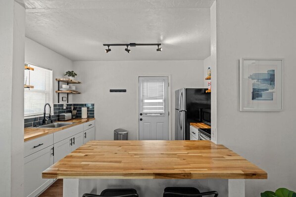 Réfrigérateur, micro-ondes, four, plaque de cuisson