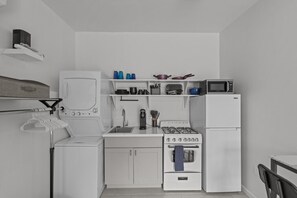 ثلاجة، ميكروويف، فرن، موقد طهي مسطح