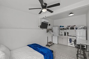 Bureau, accĂšs au Wi-Fi (inclus), literie fournie
