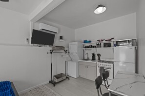Een koelkast, een microgolfoven, een oven, een kookplaat